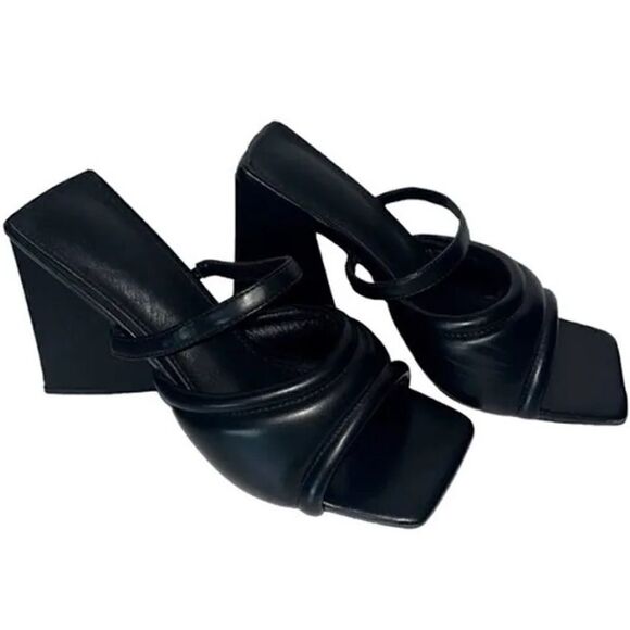 NWOT Nasty Gal Black Chunky Heels - Picture 2 of 3